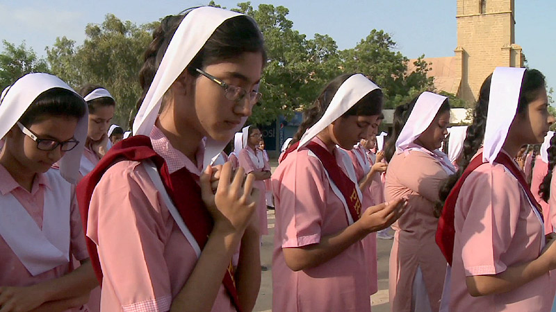 Christians praying in Pakistan