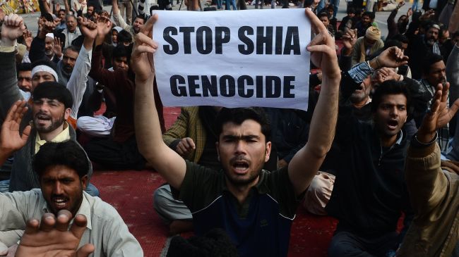 Pakistani Shia Muslims shout slogans to protest against the bombing which killed 90 people, in Quetta on February 18, 2013