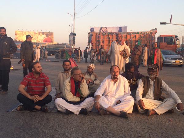 Arif Alvi gup shup during PTI sit in