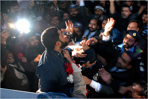 Mumtaz Qadri showered with roses