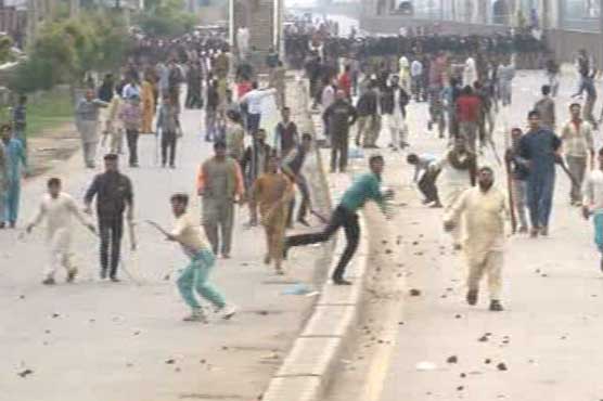 Lahore Christians Throwing Rocks at Security Forces