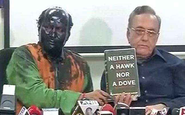 Sudheendra Kulkarni face blackened by Shiv Sena thugs